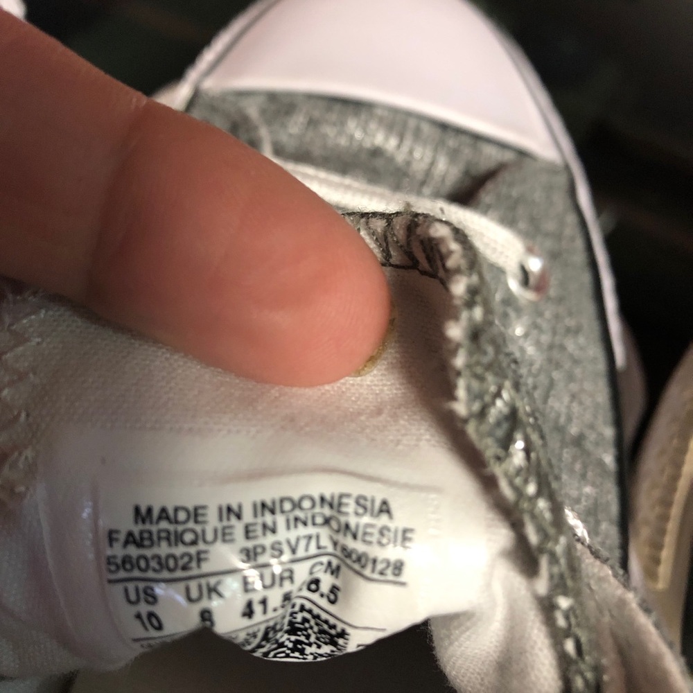 Converse sneakers men’s or women sizes in picture